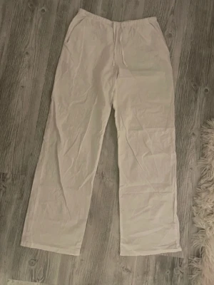 Linnebyxor  - Ett par linnebyxor från Gina Young i storlek 170