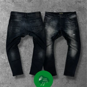 Jack & Jones jeans Slim/Glenn - Säljer dessa riktigt snygga jeansen från Jack & Jones, har svårt att avgöra ifall dem är svarta eller marinblåa | W33 L30 | modell: Slim/Glenn | skick: 9/10, väldigt bra skick | Skriv vid frågor, pris kan diskuteras vid snabb affär 🤝