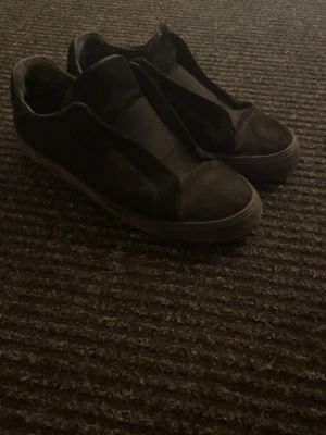 Axel arigato - Säljer mina svarta axel arigato 360 lace less mocca efter dem inte längre passar mig. Har haft dem i ett halv år men ser inte för illa ut. Ser lite smutsig ut på bilderna på grund av ljuset. Passar bra för storlek 44 och 45