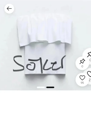 SÖKER!!! Axelbandslös volangtop - Trendig axelbandslös topp med volangdetalj upptill. Finns i både vitt och svart, perfekt för en stilren och modern look. Toppens raka passform och mjuka material gör den bekväm att bära. Matcha med jeans eller kjol för en snygg outfit. Söker denna toppen!! Skriv t mej i dm gärna om ni vill sälja den💗(kna ha den i xs,s,M)