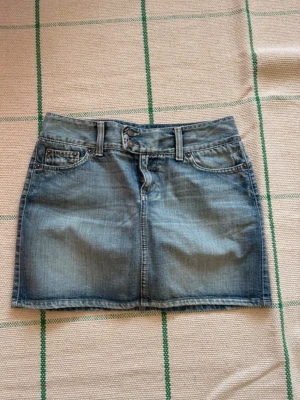 Lågmidjade jeanskjol - Superfin lågmidjade jeanskjol som tyvärr är förliten. Storlek 40 (motsvarar L) men anser att den är liten i storleken💕