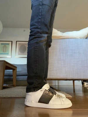 Valentino opens  - Snygga vita valentinos med en bred svart läderdetalj över sidan och nitar vid hälen. Klassisk låg modell med vit sula och rund tå. Perfekta för dig som gillar stilrena men ändå unika skor.Bild på kvitto går att få ‼️OBS box och dustbag ingår inte‼️. Bara att höra av dig vid funderingar😁. Pris går att diskutera 