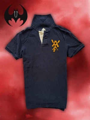 Vintage Abercrombie & Fitch short-sleeve polo shirt  - Säljer denna sällsynta och eftertraktade Abercrombie & Fitch polo shirt | Mycket bra skick | Size M | Längd: 70cm Bröstvidd: 50cm | Skyltdocka: M - 48 cm axlar, 75 cm midja | Lägg endast bud med avsikt att köpa nu, inga fördröjning!