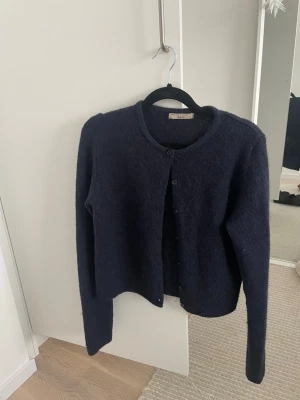 Mörkblå kofta från Gina Tricot - En mörkblå söt kofta från Gina Tricot i premiumkvalitet. Funkar året runt. Inte mycket använd så mycket bra kvalitet. 