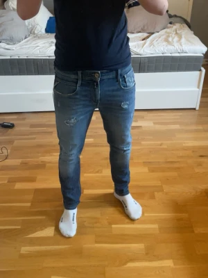 Replay jeans slitningar - Snygga jeans med slitningar, storlek 30/32 men avklippt lapp. Midjemått 40 cm och hela benlängd 95 cm. Skriv vid frågor! 