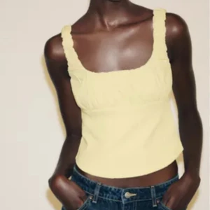 Gul zara topp - Superfin och oanvänd topp från zara! Nyskick och inga defekter! Kom för mer frågor eller bilder!❤️