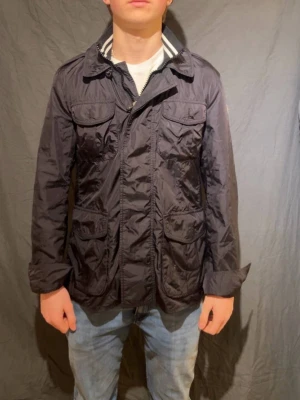 Moncler field jacka - Säljer en Moncler Field jacka i Fint skick Skick: 8,8/10🧮  Inkluderat: inget ingår!♦️  Pris: 1899kr ej hugget i sten🎗️  Storlek: S/M♣️  Snabbaffär = priset sänks-SERIÖSA BUD🔓 
