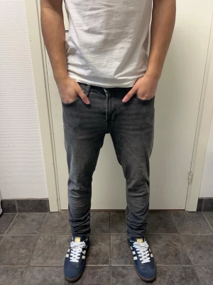 Jack & Jones jeans  - Feta grå jeans från Jack & Jones. Model: skinny/liam. Väldigt bra skick. Modellen är 173cm, 64kg. Pris kan diskuteras!!