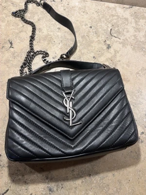 Svart  axelväska - Snygg svart axelväska .