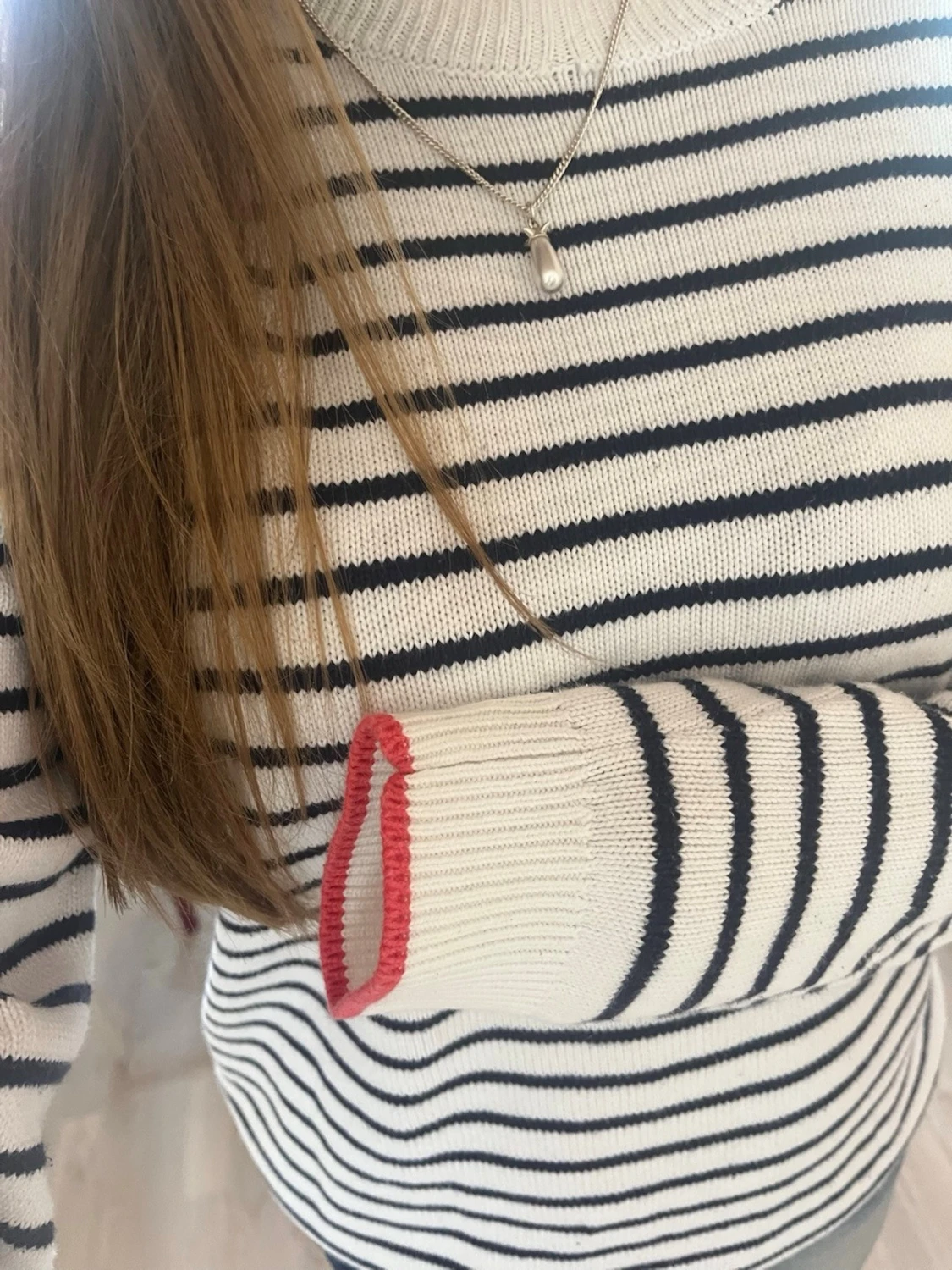 Randig stickad tröja med knappar