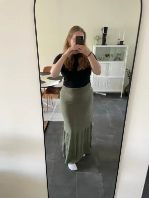 Grön lång kjol/klänning - Väldigt fin o tunn grön lång kjol som man även kan ha som klänning, helt ny endast testad. 💕
