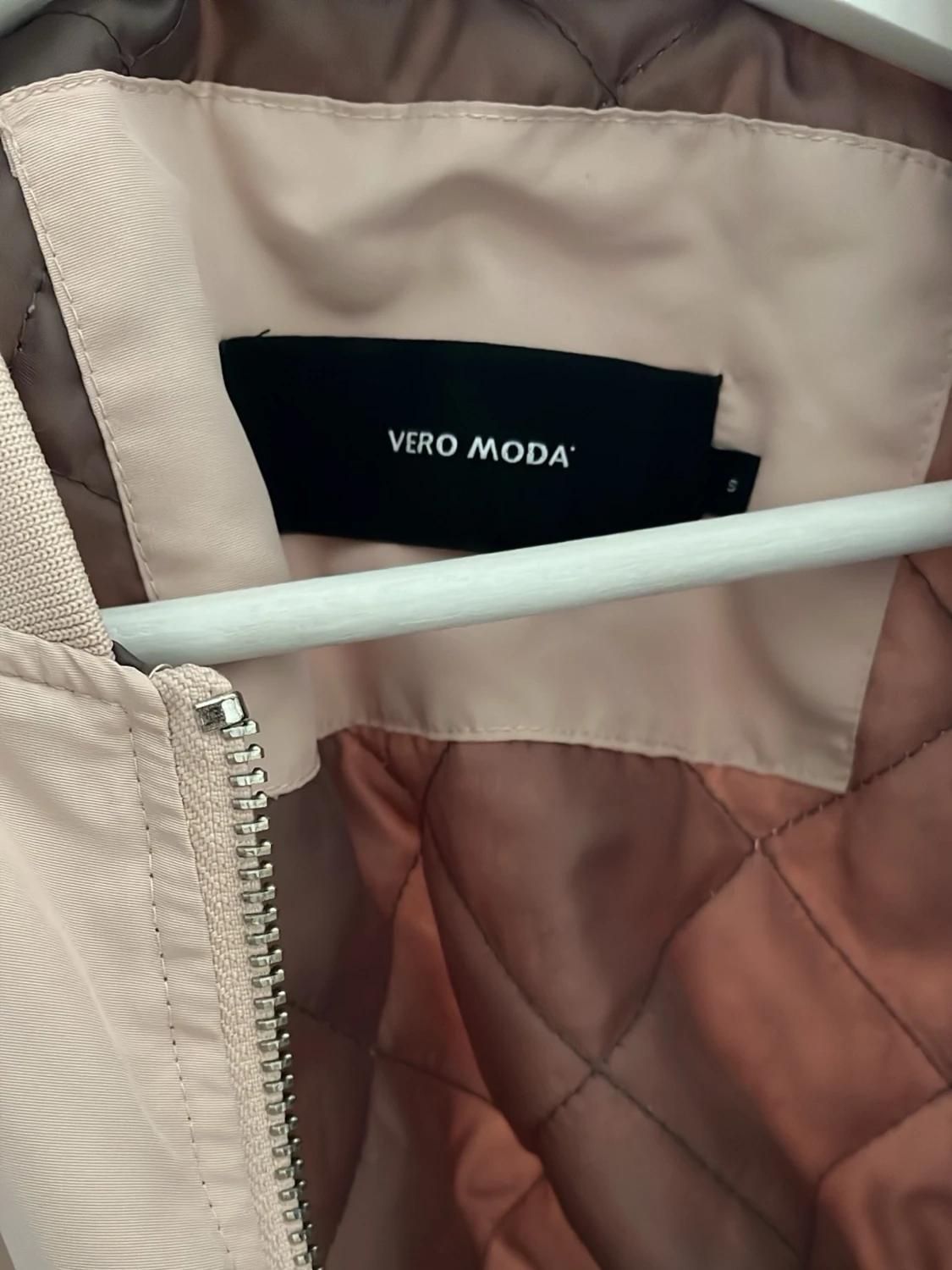 Ljusrosa bomberjacka från Vero Moda - 1