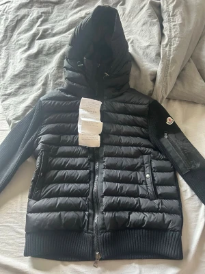 Moncler cardigan  - Säljer denna populära ÄKTA Moncler cardigan. Köpt på en Moncler outlet i Frankrike. Därav priset. Kvitto tillkommer vid köp. Storleken är L men passar även M. Vid frågor eller fler bilder är det bara komma PM