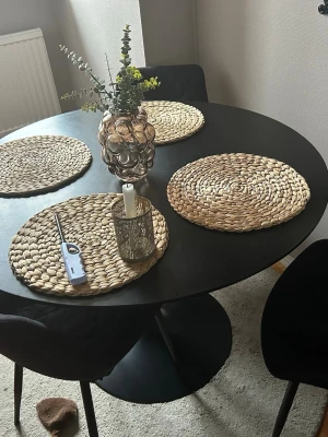 Runt svart matbord med fyra stolar - Säljer ett stilrent runt matbord i svart med fyra matchande stolar. Fyra stålar ny pris ca 5000kr. Hömtas k Falköping