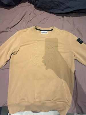 Stone Island crewneck  - Otroligt fräsch stone island crew neck med puff print, storlek M