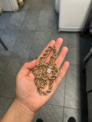 Cordell halsband 18k guld med diamant kistlås - Halsbandet är 10m tjock och 55-60 cm kistlåsen är vvs moissanite diamant.