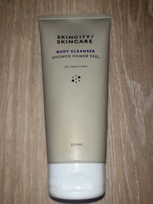 Body cleanser (shower)  - 💫En Skincity/Skincare body cleanser (dusch peeling) för all typ av hud helt ny oöppnad köptes på kicks💫 200 ml💫Inget kvitto finns💫