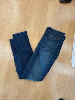 Mörkblå raka jeans från Calvin Klein  - Säljer ett par mörkblå jeans från Calvin Klein