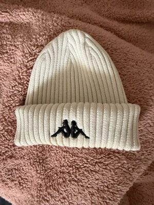 Kappa mössa - Säljer min kappa beanie/mössa då den inte används. Blivit lite missfärgad men inget man tänker på