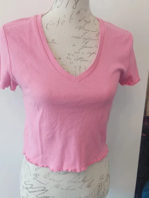 Kort top I rosa - Mjuk top i bomull I rosa.Magkort.