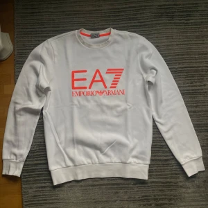 EA7 sweatshirt - Emporio Armani tröja i bra skick. Använd några gånger.  Storlek S.  Pris kan diskuteras.