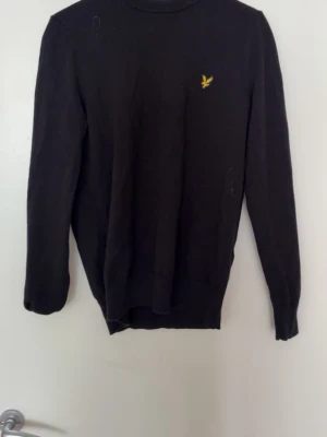 Lyle & scott stickad tröja  - Svart Lyle & scott stickad tröja storlek xs