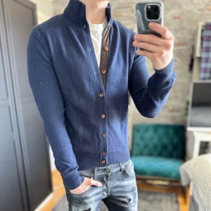 Stenströms merinoull cardigan - Mycket bra skick, inga defekter! Storlek M men sitter mer som S. Passar dig som är mellan 170-180cm ungefär. Modellen är 185 cm, 75kg. Passar bra nu till våren! Skriv för mer information!🤝