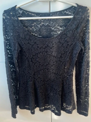 Svart spetsblus med lång ärm - Snygg svart blus med fint mönster🌸