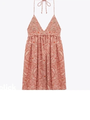 Paisleymönstrad kort sommarklänning - Supersöt kort klänning med paisleymönster i rosa och beige toner. Klänningen har smala axelband som knyts i nacken och en v-ringad urringning. Perfekt för varma dagar och ger en bohemisk vibe.