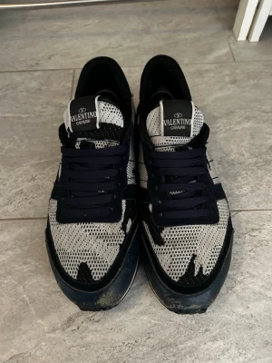 Valentino skor - Tjena säljer ett par valentino rockrunners.De är riktigt feta och de är sällsynta.Skorna är lite slitna men man kan fortfarande ha på sig de.Skorna är riktigt feta.Vet inte om äkthet säljer därför så billigt.Pris kan diskuteras 
