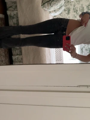 Lågmidjade jeans - Har själv sytt om till lågmidjade. Innerben 84 cm och midjemått rakt över ca 39