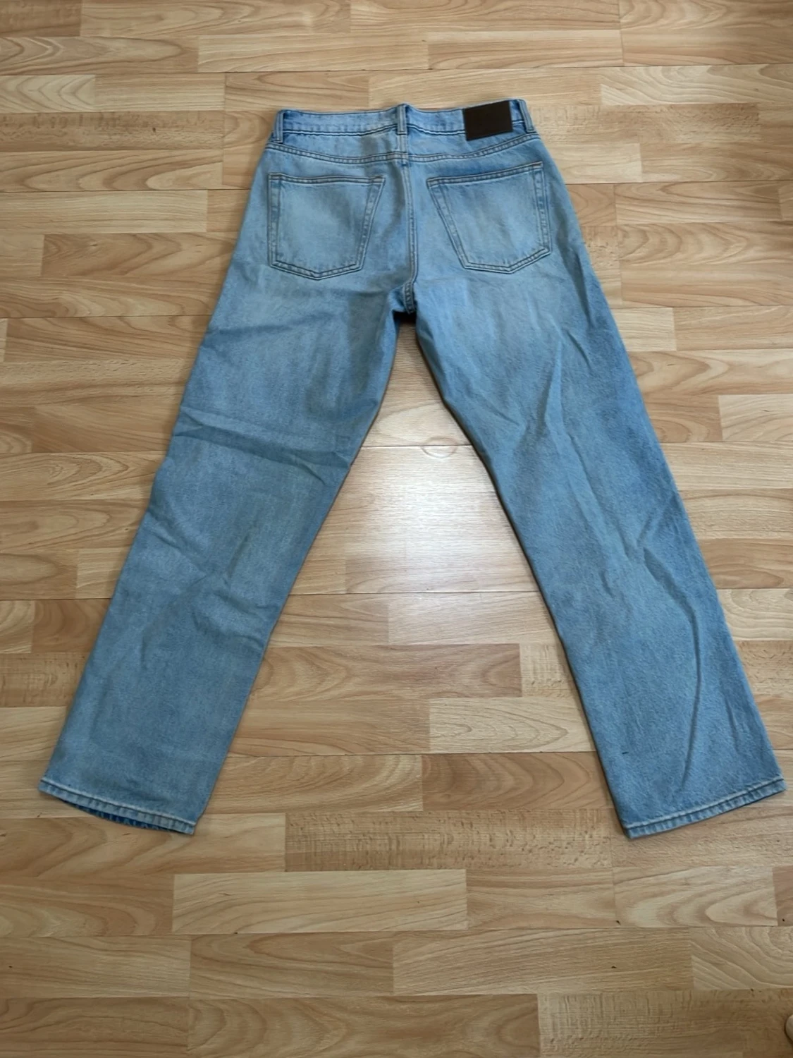 Ljusblå raka jeans från Weekday - 1