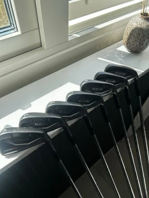 Cobra King Forged TEC järnset - Säljer ett set Cobra King Forged TEC järnklubbor, nummer 4 till P. Klubborna har svart finish och modern design med tydliga klubbnummer på toppen. Perfekt för dig som vill ta ditt golfspel till nästa nivå. Snygga och stilrena järnklubbor för golfbanan.