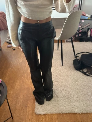 Skinnbyxor - Är 160, de är väldigt långa , low waist 