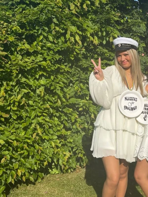 Vit kort studentklänning med volang - Säljer min student klänning, använd en gång🌸