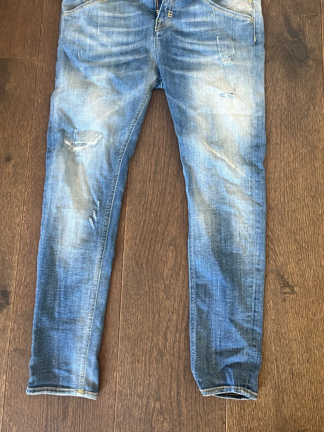 Blå slitna skinny jeans