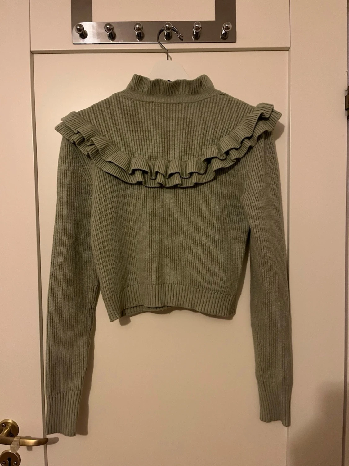 Stickad tröja med volang - 1