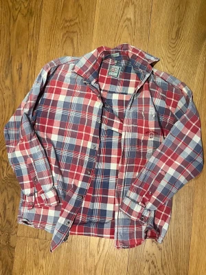 Sjukt sällsynt vintage flanellskjorta från Escargot - Sjukt snygg och sällsynt vintage flanellskjorta med primärt blå och röd färg från Escargot. Storlek S, väldigt bra passform med väldigt snygga rutmönster. Perfekt för våren/sommaren. Bra skick, inga defekter. Skriv vid eventuella frågor😁