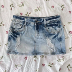 ny lågmidjad jeanskjol med revor - snygg lågmidjad vintage jeanskjol den är ny då jag aldrig använt se mått på bilderna skickar inte med bring för närvarande 