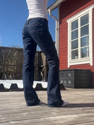 Mörkblå bootcut jeans - Säljer mina mörkblå bootcut jeans med klassiska fickor bak och fram. Jeansen är lågmidjade och utsvängda, skriv vid frågor ❤️