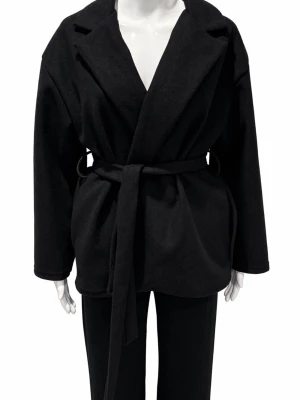 Svart kapp med knytskärp - (LÅNAD BILD)Säljer denna supersnygga jacka passar perfekt till både vår och sena sommarkvällar 😍😍