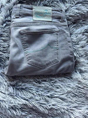 Jacob Cohen - Jacob Cohen 👖| riktigt fet grå färg 🤩| perfekta till sommaren ☀️| hör av er om fler bilder eller pris🤟| BYTEN ÄR ALLTID INTRESSANT 🤗🤩