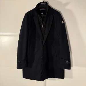 Snoot jacka - Stilren jacka från Snoot. Hyfsat bra skick, storlek L. Avtagbar innerväst. Lite smutsig 