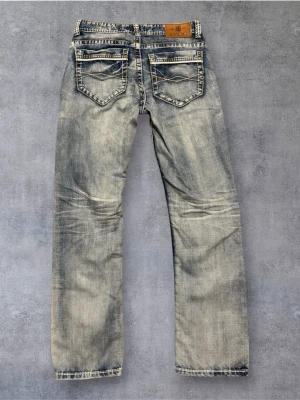 Vintage Smog Jeans - Säljer ett par riktigt snygga Smog jeans i en riktigt skön tvätt och passform. Mått-  Midja: 40  Ytterben: 104 Benöppning: 19 Pris kan diskuteras 😊