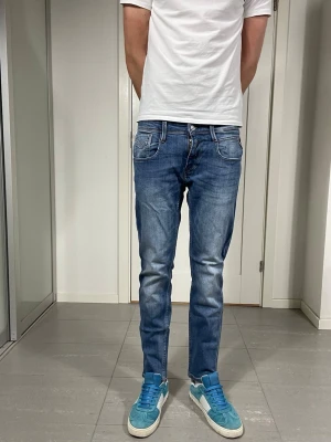 Replay Anbass Jeans - Säljer nu dessa Replay Anbass jeans, W29 o L30, skriv för fler bilder/frågor🙌🏼