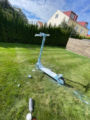 Ljusblå elsparkcykel (Xiaomi 4 lite 2 gen)  (kan måla om svart) - Säljer en ljusblå elsparkcykel med enkel och stilren design. Sparkcykeln har bred fotplatta, två hjul och styre med raka handtag. Perfekt för att ta sig runt i stan på ett smidigt sätt.