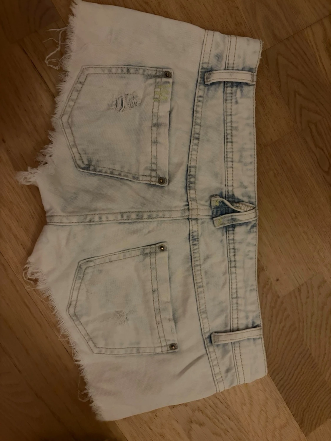 Ljusa jeansshorts med slitningar - 2