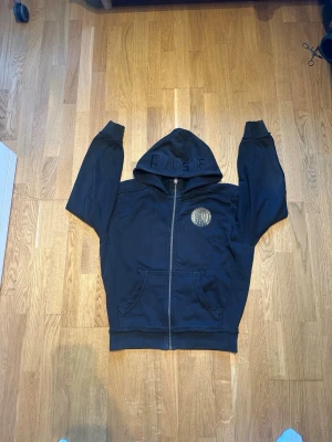 Limited Edition Gasp Hoodie - Gasp Hoodie modellen är en lyxigare variant av pro hoodiesarna. I ett mer robust material som kommer halla längre. Perfekt nu under våren, jag använde den som höstjacka påväg till gymmet så nu kommer den på samma sätt vara väldigt skön. Hoodien har väldigt många intressanta detaljer som verkligen får den att kännas lyxig. Exempel på dessa är den textruerade insidan hir ingenting är tryckt utan allt är broderat samt den dolda innerfickan en vanlig pro hoodie inte har.        Nypris 3499 Mitt 1199