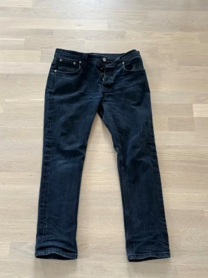 Nudie jeans - Snygga nudie jeans i modellen grim Tim. Storleken är 31/32 och färger är black ring. Kontakta mig vid fler frågor!