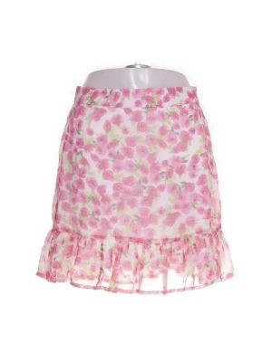 Blommig volangkjol i rosa toner - Söt kortkjol med blommigt mönster i rosa och grönt på vit botten. Kjolen har volangkant nedtill och är gjord i ett lätt, luftigt material som passar perfekt till varmare dagar. Resår i midjan för skön passform.